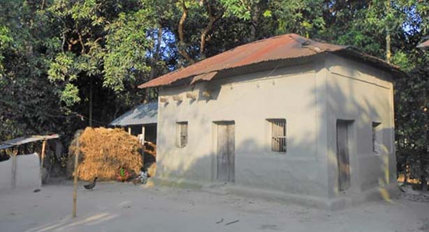 হারিয়ে যাচ্ছে রূপগঞ্জের ঐতিহ্যবাহী মাটির ঘর