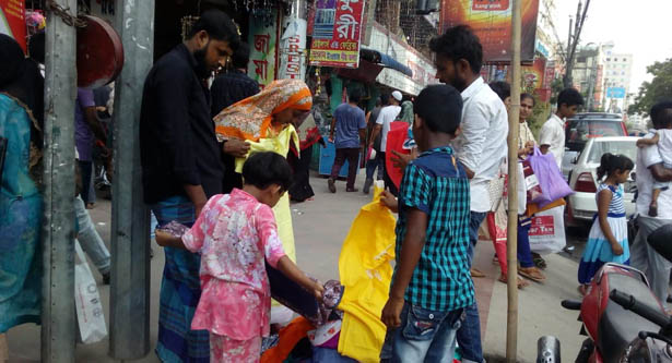 গরিবের ঈদ আনন্দ ফুটপাতে গরিবের ঈদ আনন্দ ফুটপাতে