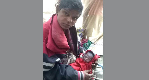 পাগলীর কোলজুড়ে কন্যা সন্তান! পাগলীর কোলজুড়ে কন্যা সন্তান!