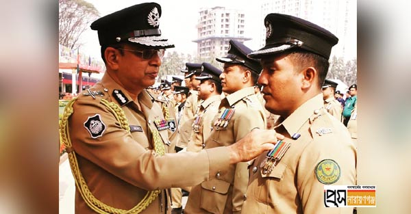 নাসিম ওসমানের মেয়ের জামাই পেলেন আইজিপি ব্যাজ নাসিম ওসমানের মেয়ের জামাই পেলেন আইজিপি ব্যাজ