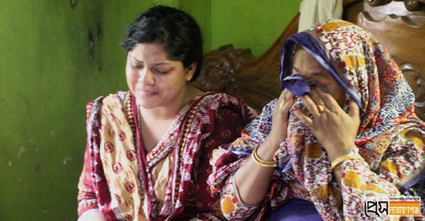 বাবা ফিরেছেন লাশ হয়ে, পুতির মালা হাতে মেয়ের বিলাপ বাবা ফিরেছেন লাশ হয়ে, পুতির মালা হাতে মেয়ের বিলাপ