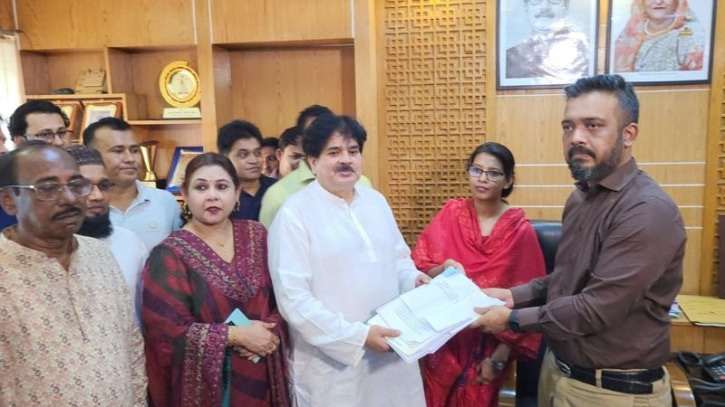 নেতা-কর্মী নিয়ে মনোনয়নপত্র জমা দিলেন খোকা