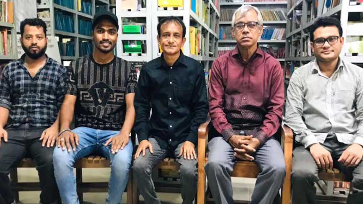 স্বজন সমাবেশের আড্ডায় কবি মুজিবুল হক কবীর স্বজন সমাবেশের আড্ডায় কবি মুজিবুল হক কবীর