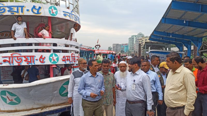 লঞ্চে অতিরিক্ত যাত্রী বহন এবং ভাড়া আদায় বন্ধে পরিদর্শন লঞ্চে অতিরিক্ত যাত্রী বহন এবং ভাড়া আদায় বন্ধে পরিদর্শন
