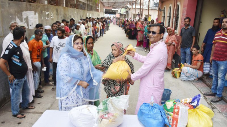 সহস্রাধিক পরিবারে কাউন্সিলর শকুর ঈদ উপহার বিতরণ সহস্রাধিক পরিবারে কাউন্সিলর শকুর ঈদ উপহার বিতরণ