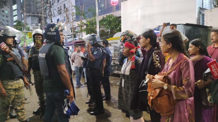 চাষাঢ়ায় শিক্ষার্থীদের দাঁড়াতে দিলো না পুলিশ, লাঠিচার্জ
