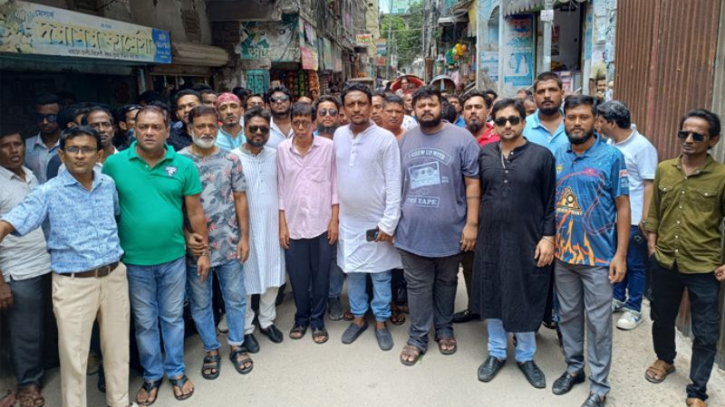 হিন্দু নেতার দখল হওয়া দোকানের তালা খুলে দিল যুবদল নেতারা হিন্দু নেতার দখল হওয়া দোকানের তালা খুলে দিল যুবদল নেতারা