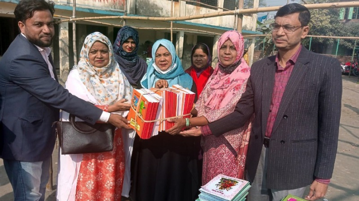 প্রাথমিক বিদ্যালয়ে বিনামূল্যের বই বিতরণ শুরু প্রাথমিক বিদ্যালয়ে বিনামূল্যের বই বিতরণ শুরু