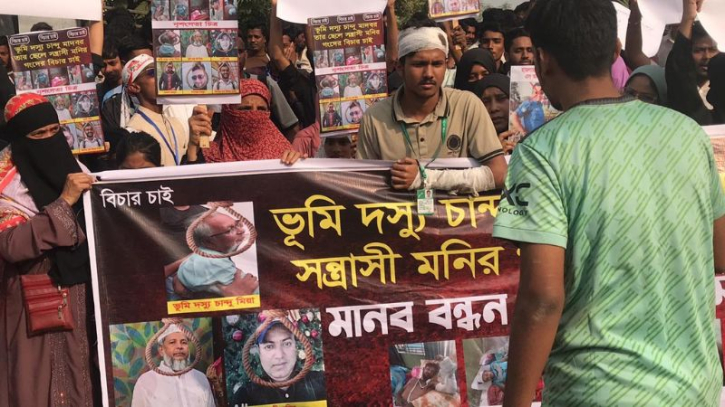 হামলাকারীদের গ্রেপ্তার দাবিতে থানা ঘেরাও, মানববন্ধন হামলাকারীদের গ্রেপ্তার দাবিতে থানা ঘেরাও, মানববন্ধন