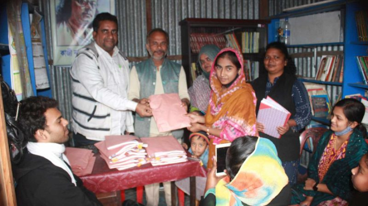 বন্দরে শিক্ষার্থীদের মাঝে শিক্ষা উপকরণ বিতরণ বন্দরে শিক্ষার্থীদের মাঝে শিক্ষা উপকরণ বিতরণ