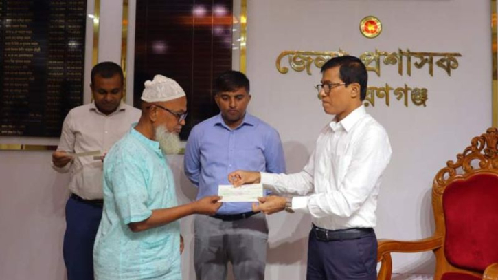 ক্ষতিগ্রস্ত ভূমি মালিকদের মধ্যে প্রায় পৌনে ৩ কোটি টাকার চেক বিতরণ ক্ষতিগ্রস্ত ভূমি মালিকদের মধ্যে প্রায় পৌনে ৩ কোটি টাকার চেক বিতরণ