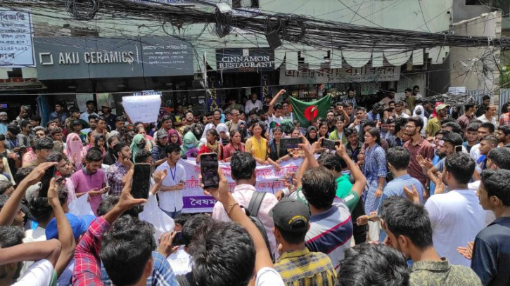 ছাত্রলীগের হামলার প্রতিবাদে নারায়ণগঞ্জে শিক্ষার্থীদের বিক্ষোভ ছাত্রলীগের হামলার প্রতিবাদে নারায়ণগঞ্জে শিক্ষার্থীদের বিক্ষোভ