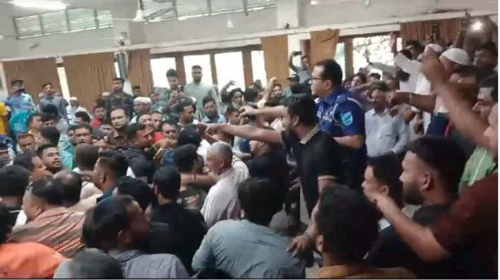 কাঞ্চন পৌরসভার মেয়র প্রার্থী রফিকের উপর হামলার অভিযোগ কাঞ্চন পৌরসভার মেয়র প্রার্থী রফিকের উপর হামলার অভিযোগ