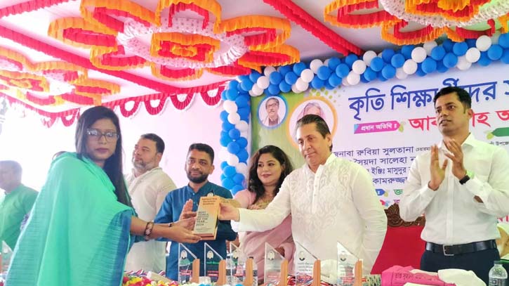 সোনারগাঁয়ে কৃতী শিক্ষার্থীদের সংবর্ধনা সোনারগাঁয়ে কৃতী শিক্ষার্থীদের সংবর্ধনা