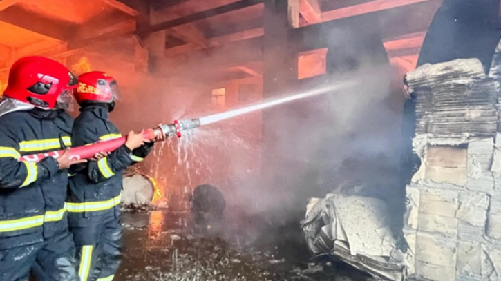 ১৩ ঘন্টায়ও নেভেনি মেঘনার টিুস্য কারখানার আগুন, হেলে পড়েছে ভবন ১৩ ঘন্টায়ও নেভেনি মেঘনার টিুস্য কারখানার আগুন, হেলে পড়েছে ভবন