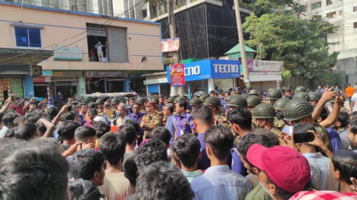 ফতুল্লার বিসিকে শ্রমিক বিক্ষোভ, অবরোধ ভাঙচুর ফতুল্লার বিসিকে শ্রমিক বিক্ষোভ, অবরোধ ভাঙচুর