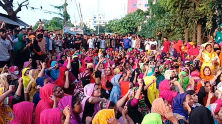 আট দফা দাবীতে পিএম নিটের শ্রমিকদের কর্মবিরতি, সড়ক অবরোধ 