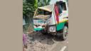বন্দরে ক্রাউন সিমেন্টের গাড়ি নিয়ন্ত্রণ হারিয়ে খাদে, আহত হেলপার