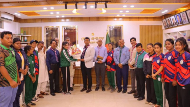 ভলিবলে চ্যাম্পিয়ন নারায়ণগঞ্জ কলেজের মেয়েদের ডিসির শুভেচ্ছা
