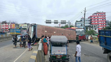 সিদ্ধিরগঞ্জে ডিভাইডারে ধাক্কা দিয়ে বাস উল্টে আহত ৩