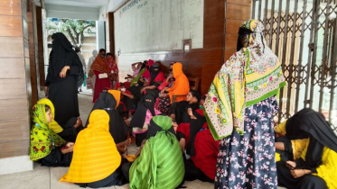 ফতুল্লায় বকেয়া বেতনের দাবিতে শ্রমিক বিক্ষোভ 