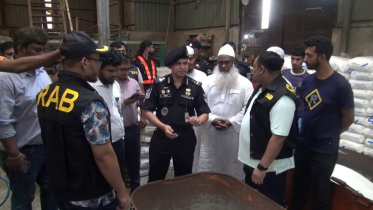ফতুল্লায় অবৈধ পলিথিন কারখানায় যৌথ অভিযানে ১৭ টন পলিথিন জব্দ