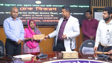 নারায়ণগঞ্জে হতাহত সরকারি কর্মচারীদের পরিবারকে আর্থিক অনুদান