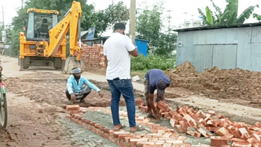 মদনগঞ্জ-মদনপুর সড়কে শুরু ‘জোড়াতালি’ সংস্কার