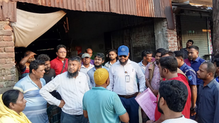 হাজীগঞ্জ অটোরিকশা গ্যারেজের অবৈধ বিদ্যুৎ বিচ্ছিন্ন হাজীগঞ্জ অটোরিকশা গ্যারেজের অবৈধ বিদ্যুৎ বিচ্ছিন্ন