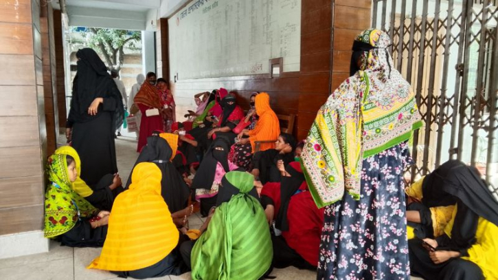 ফতুল্লায় বকেয়া বেতনের দাবিতে শ্রমিক বিক্ষোভ 