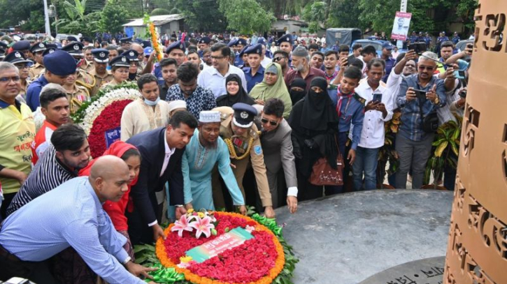 গণঅভ্যুত্থান দিবসে ‘জুলাই শহীদ স্মৃতিস্তম্ভে’ শ্রদ্ধা নিবেদন গণঅভ্যুত্থান দিবসে ‘জুলাই শহীদ স্মৃতিস্তম্ভে’ শ্রদ্ধা নিবেদন