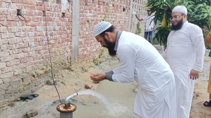 মাদ্রাসা ও এলাকাবাসীর জন্য মাকসুদের সাবমারসিবল পাম্প উপহার মাদ্রাসা ও এলাকাবাসীর জন্য মাকসুদের সাবমারসিবল পাম্প উপহার