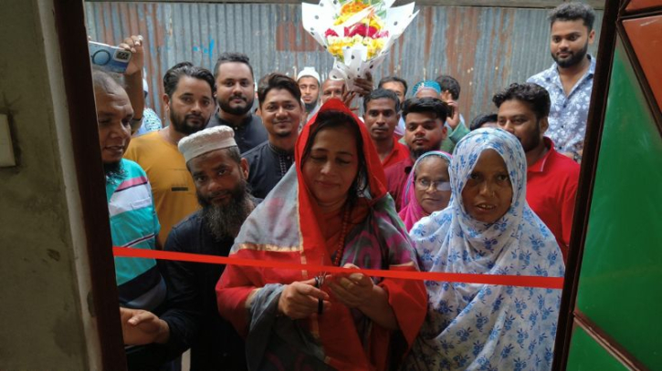 গৃহহীনকে ঘর উপহার দিলেন মাকসুদ