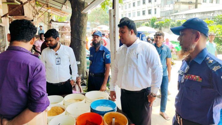 ১৮ কেজি নিষিদ্ধ পলিথিন জব্দ, তিন প্রতিষ্ঠানকে জরিমানা