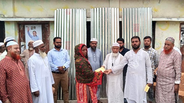 বন্দরে জামায়াতের উদ্যোগে আর্থিক অনুদান ও টিন বিতরণ বন্দরে জামায়াতের উদ্যোগে আর্থিক অনুদান ও টিন বিতরণ