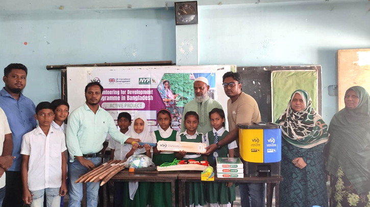 জাতীয় যুব ফোরামের উদ্যোগে খেলাধুলার সরঞ্জাম বিতরণ জাতীয় যুব ফোরামের উদ্যোগে খেলাধুলার সরঞ্জাম বিতরণ