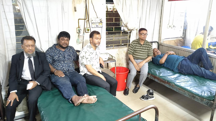 সড়ক দুর্ঘটনায় আহত সাংবাদিকদের পাশে সাখাওয়াত-টিপু