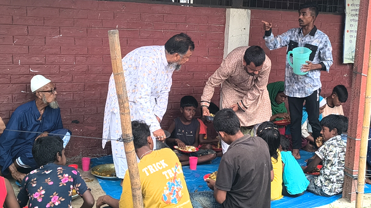 পথশিশুদের নিজ হাতে খাবার খাওয়ালেন টিপু পথশিশুদের নিজ হাতে খাবার খাওয়ালেন টিপু