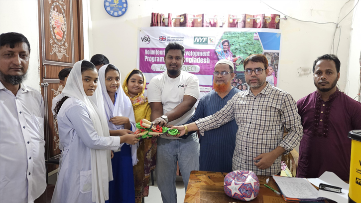 সিদ্ধিরগঞ্জে জাতীয় যুব ফোরামের উদ্যোগে ক্রীড়া সরঞ্জাম বিতরণ সিদ্ধিরগঞ্জে জাতীয় যুব ফোরামের উদ্যোগে ক্রীড়া সরঞ্জাম বিতরণ