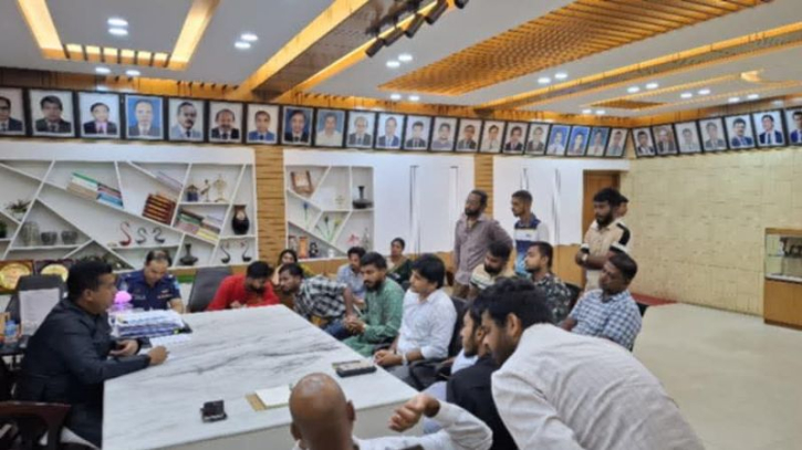 মদনপুর-মদনগঞ্জ সড়ক সংস্কারের দুই দফা দাবি নিয়ে ডিসির সঙ্গে বৈঠক মদনপুর-মদনগঞ্জ সড়ক সংস্কারের দুই দফা দাবি নিয়ে ডিসির সঙ্গে বৈঠক