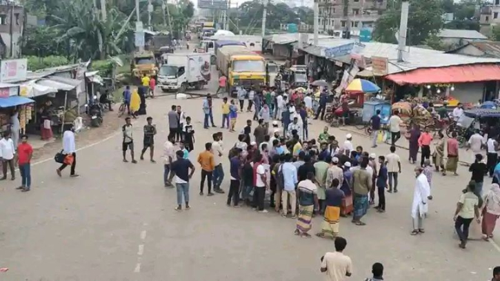 মদনপুর-মদনগঞ্জ সড়ক সংস্কারের দাবিতে বিক্ষোভ, সড়ক অবরোধ মদনপুর-মদনগঞ্জ সড়ক সংস্কারের দাবিতে বিক্ষোভ, সড়ক অবরোধ
