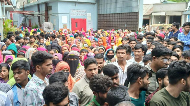 সিদ্ধিরগঞ্জে বকেয়া বেতনের দাবিতে শ্রমিকদের কর্মবিরতি, বিক্ষোভ
