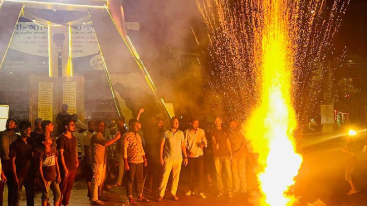 চাষাঢ়ায় আতশবাজি ফুটিয়ে গণ-অভ্যুত্থানের বর্ষপূর্তি উদযাপন এনসিপির চাষাঢ়ায় আতশবাজি ফুটিয়ে গণ-অভ্যুত্থানের বর্ষপূর্তি উদযাপন এনসিপির