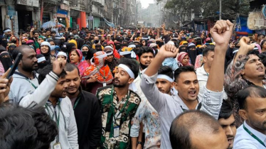 ছাঁটাই বন্ধসহ ১৯ দফা দাবিতে রাসেল গার্মেন্টস শ্রমিকদের বিক্ষোভ