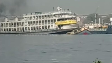 বুড়িগঙ্গায় লঞ্চের সঙ্গে সংঘর্ষে ডুবলো বাল্কহেড, সাঁতরে বাঁচলেন ৫ বুড়িগঙ্গায় লঞ্চের সঙ্গে সংঘর্ষে ডুবলো বাল্কহেড, সাঁতরে বাঁচলেন ৫