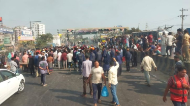 বকেয়া বেতনের দাবিতে ঢাকা-চট্টগ্রাম মহাসড়ক অবরোধ বকেয়া বেতনের দাবিতে ঢাকা-চট্টগ্রাম মহাসড়ক অবরোধ