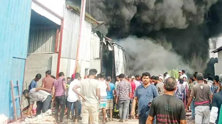 বন্দরে কর্কশিট কারখানার গোডাউনে আগুন