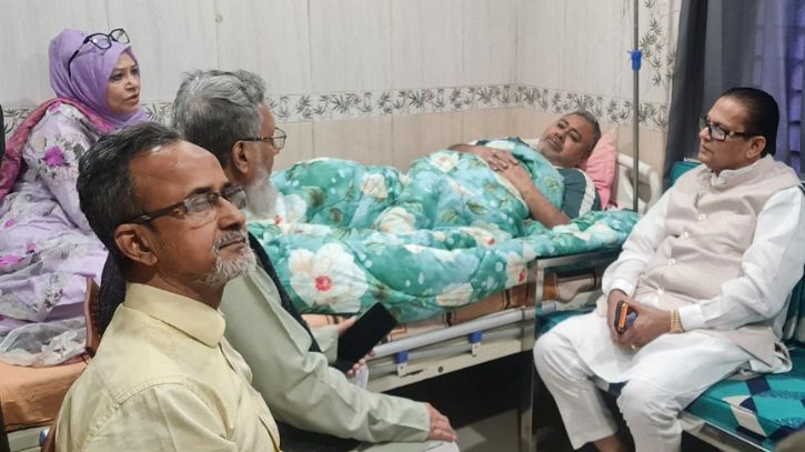 আনিসুল ইসলাম সানিকে দেখতে হাসপাতালে বীর মুক্তিযোদ্ধা মোহাম্মদ আলী