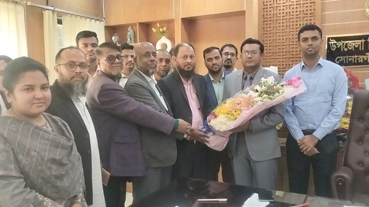 সোনারগাঁয়ে নবাগত ইউএনওকে ভূমি কর্মকর্তাদের ফুলেল শুভেচ্ছা