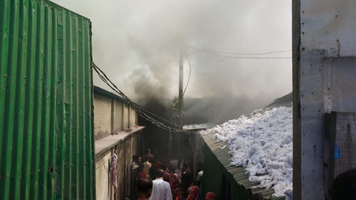 বন্দরে তুলার গোডাউনে অগ্নিকাণ্ড